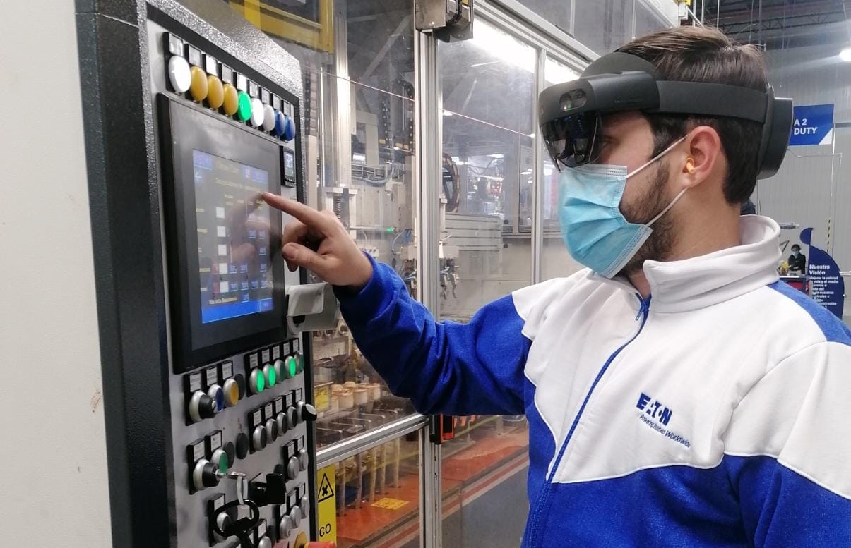 employee-wearing-augmented-reality-device