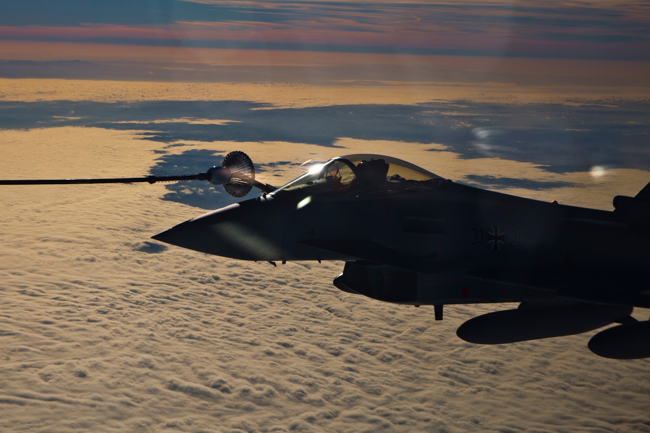fighter-jet-during-midair-refueling-getty-166353054