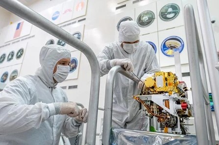 eaton-large-installing-supercam-mars.jpg