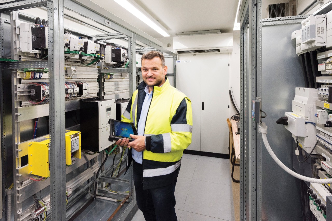 weingaertner-kbi-man-in-control-room