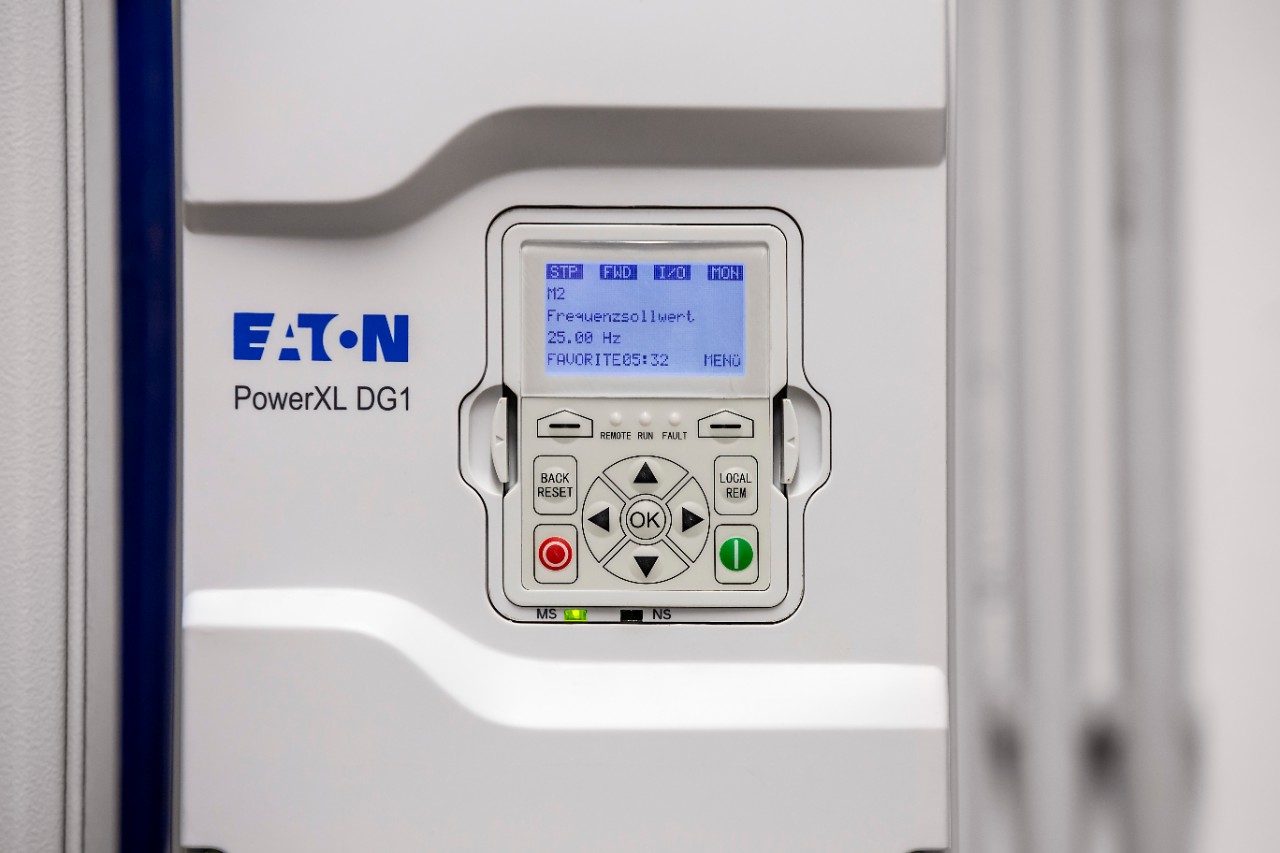 A comfortable display allows easy operation directly on the device. To avoid misuse, the entire display can be easily removed after the maintenance operation.