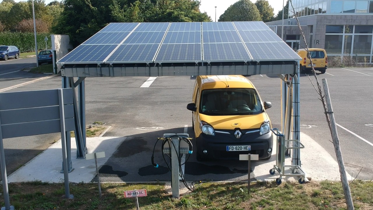 la-poste-ev-chargers-pv-panels-electric-vehicles
