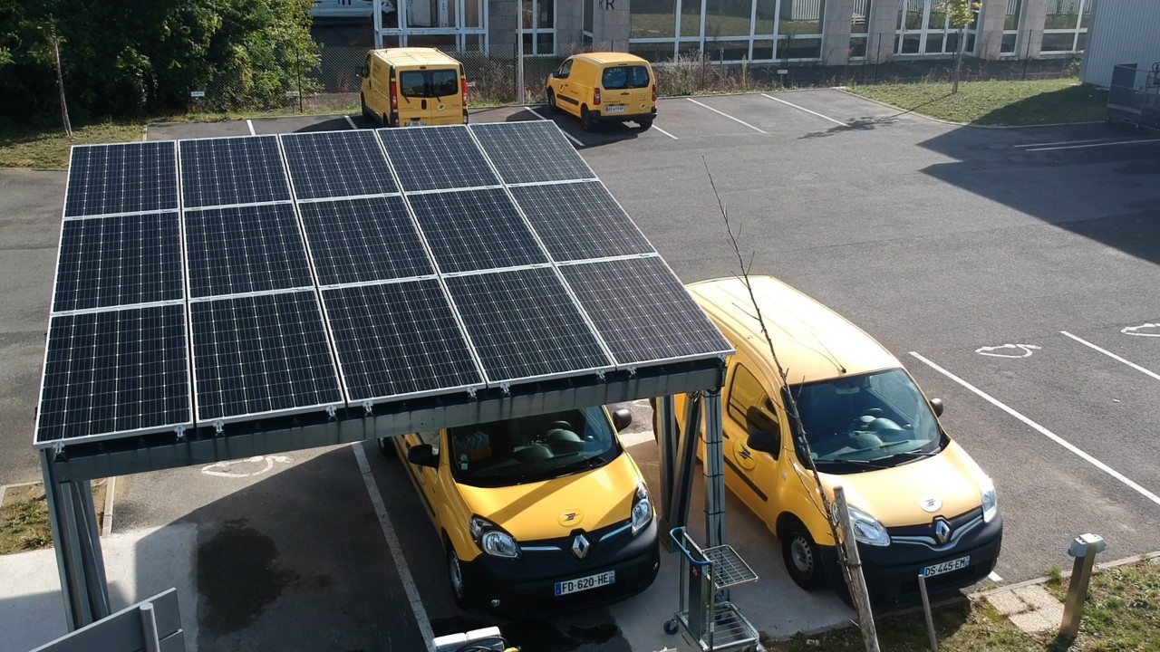 la-poste-electric vehicle under PV panels